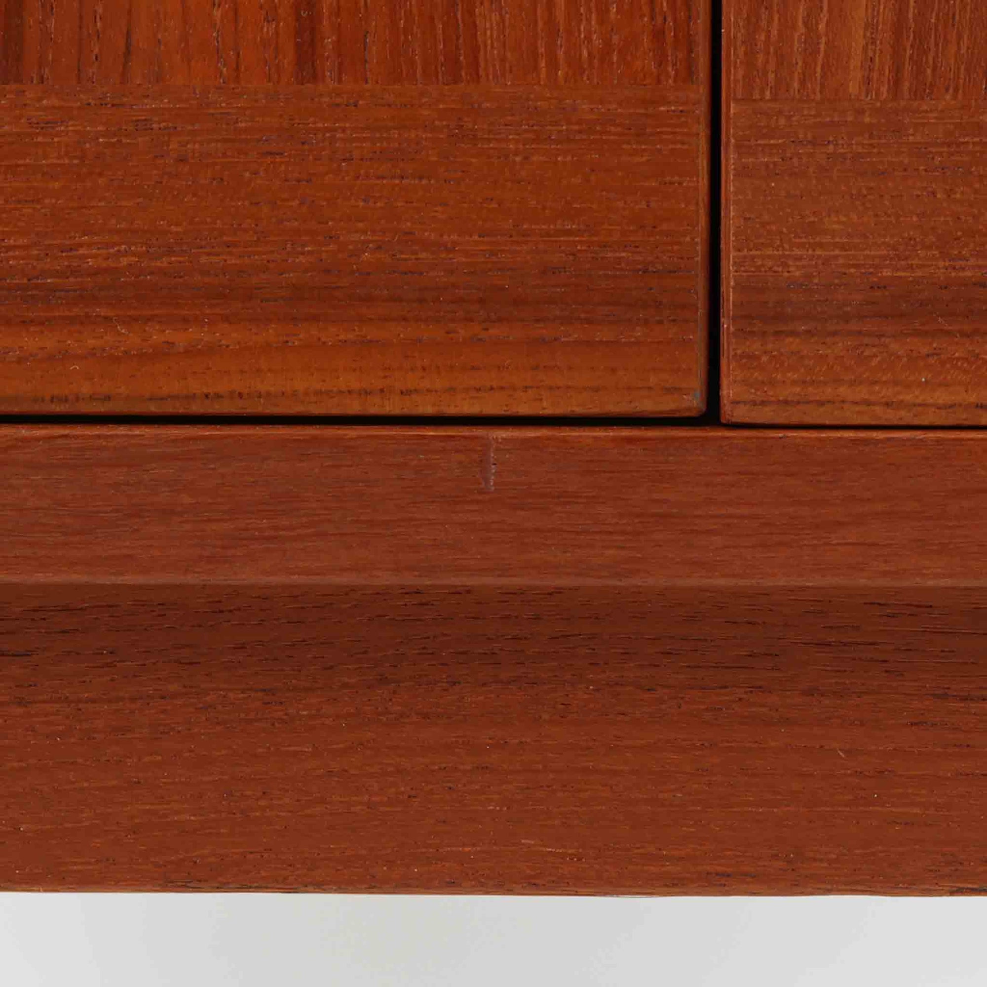 スウェーデンのデザイナー、カール・ヨハンソンによるデザイン、Bogaryds Mobler社製のチークキャビネットです。直線的なフォルムの中に、角の丸みや丁寧に仕上げられた框扉が柔らかさを添えています。チーク材の深みある色合いと美しい木目が上質な印象を与え、脚部を備えた軽快なデザインは空間に圧迫感を与えません。内部は棚板付きで収納力も高く、リビングや書斎など多用途に活躍する北欧ビンテージ家具です。