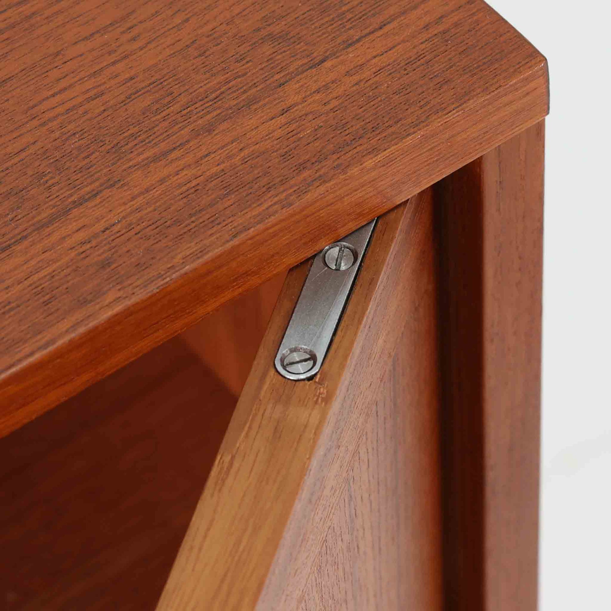 スウェーデンのデザイナー、カール・ヨハンソンによるデザイン、Bogaryds Mobler社製のチークキャビネットです。直線的なフォルムの中に、角の丸みや丁寧に仕上げられた框扉が柔らかさを添えています。チーク材の深みある色合いと美しい木目が上質な印象を与え、脚部を備えた軽快なデザインは空間に圧迫感を与えません。内部は棚板付きで収納力も高く、リビングや書斎など多用途に活躍する北欧ビンテージ家具です。