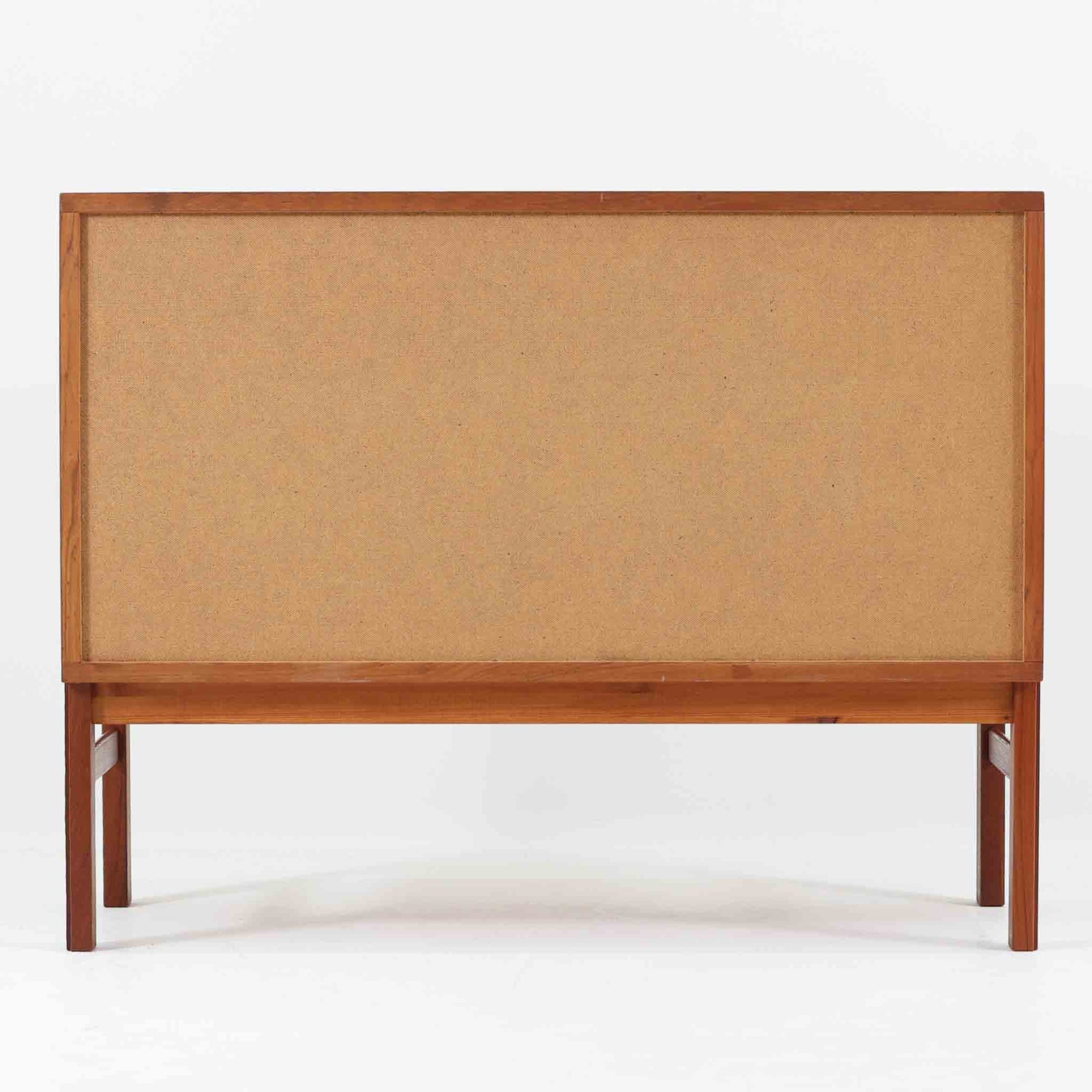 スウェーデンのデザイナー、カール・ヨハンソンによるデザイン、Bogaryds Mobler社製のチークキャビネットです。直線的なフォルムの中に、角の丸みや丁寧に仕上げられた框扉が柔らかさを添えています。チーク材の深みある色合いと美しい木目が上質な印象を与え、脚部を備えた軽快なデザインは空間に圧迫感を与えません。内部は棚板付きで収納力も高く、リビングや書斎など多用途に活躍する北欧ビンテージ家具です。