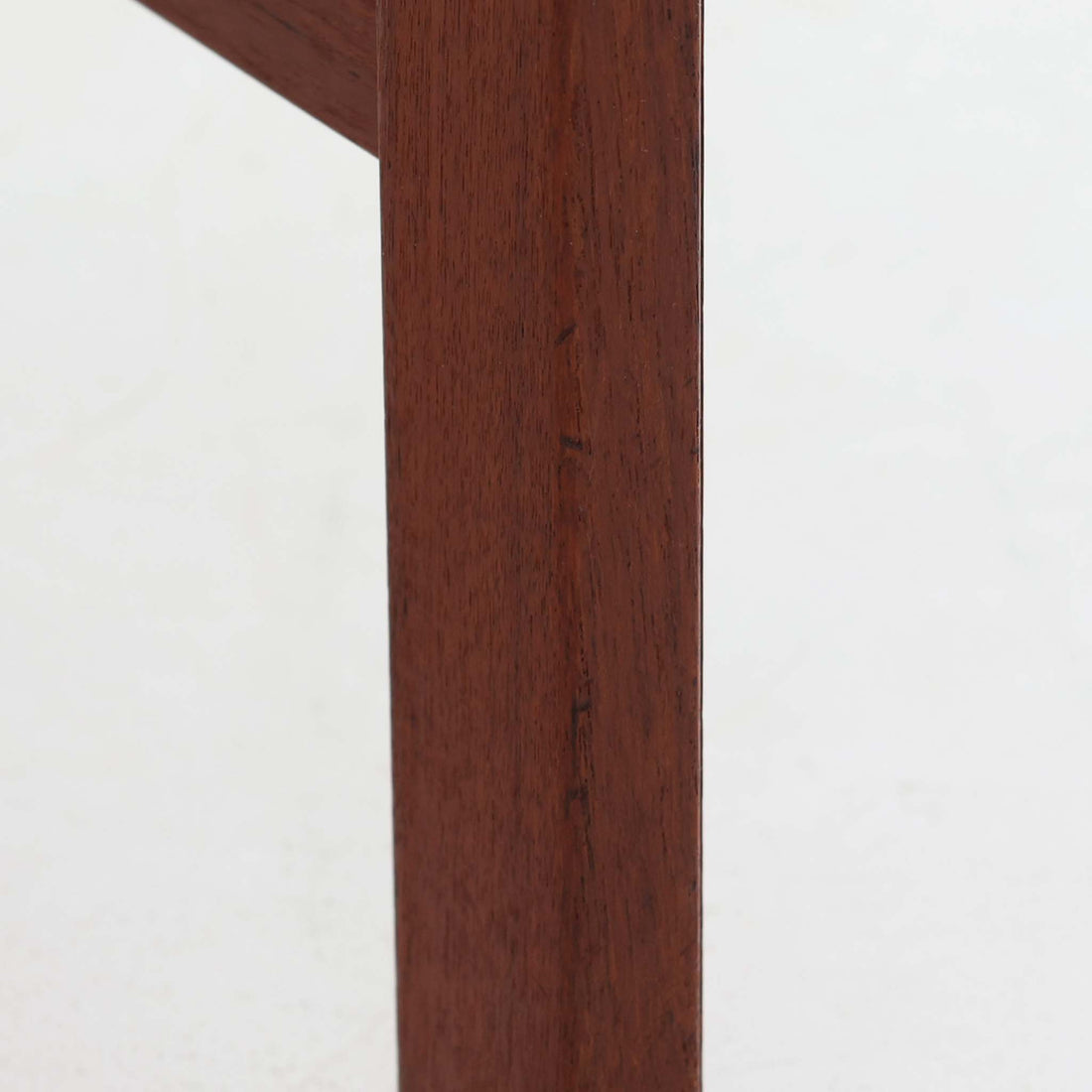 スウェーデンのデザイナー、カール・ヨハンソンによるデザイン、Bogaryds Mobler社製のチークキャビネットです。直線的なフォルムの中に、角の丸みや丁寧に仕上げられた框扉が柔らかさを添えています。チーク材の深みある色合いと美しい木目が上質な印象を与え、脚部を備えた軽快なデザインは空間に圧迫感を与えません。内部は棚板付きで収納力も高く、リビングや書斎など多用途に活躍する北欧ビンテージ家具です。