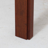 スウェーデンのデザイナー、カール・ヨハンソンによるデザイン、Bogaryds Mobler社製のチークキャビネットです。直線的なフォルムの中に、角の丸みや丁寧に仕上げられた框扉が柔らかさを添えています。チーク材の深みある色合いと美しい木目が上質な印象を与え、脚部を備えた軽快なデザインは空間に圧迫感を与えません。内部は棚板付きで収納力も高く、リビングや書斎など多用途に活躍する北欧ビンテージ家具です。