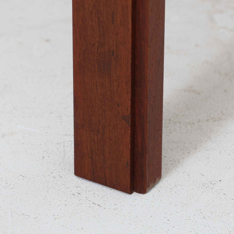 スウェーデンのデザイナー、カール・ヨハンソンによるデザイン、Bogaryds Mobler社製のチークキャビネットです。直線的なフォルムの中に、角の丸みや丁寧に仕上げられた框扉が柔らかさを添えています。チーク材の深みある色合いと美しい木目が上質な印象を与え、脚部を備えた軽快なデザインは空間に圧迫感を与えません。内部は棚板付きで収納力も高く、リビングや書斎など多用途に活躍する北欧ビンテージ家具です。