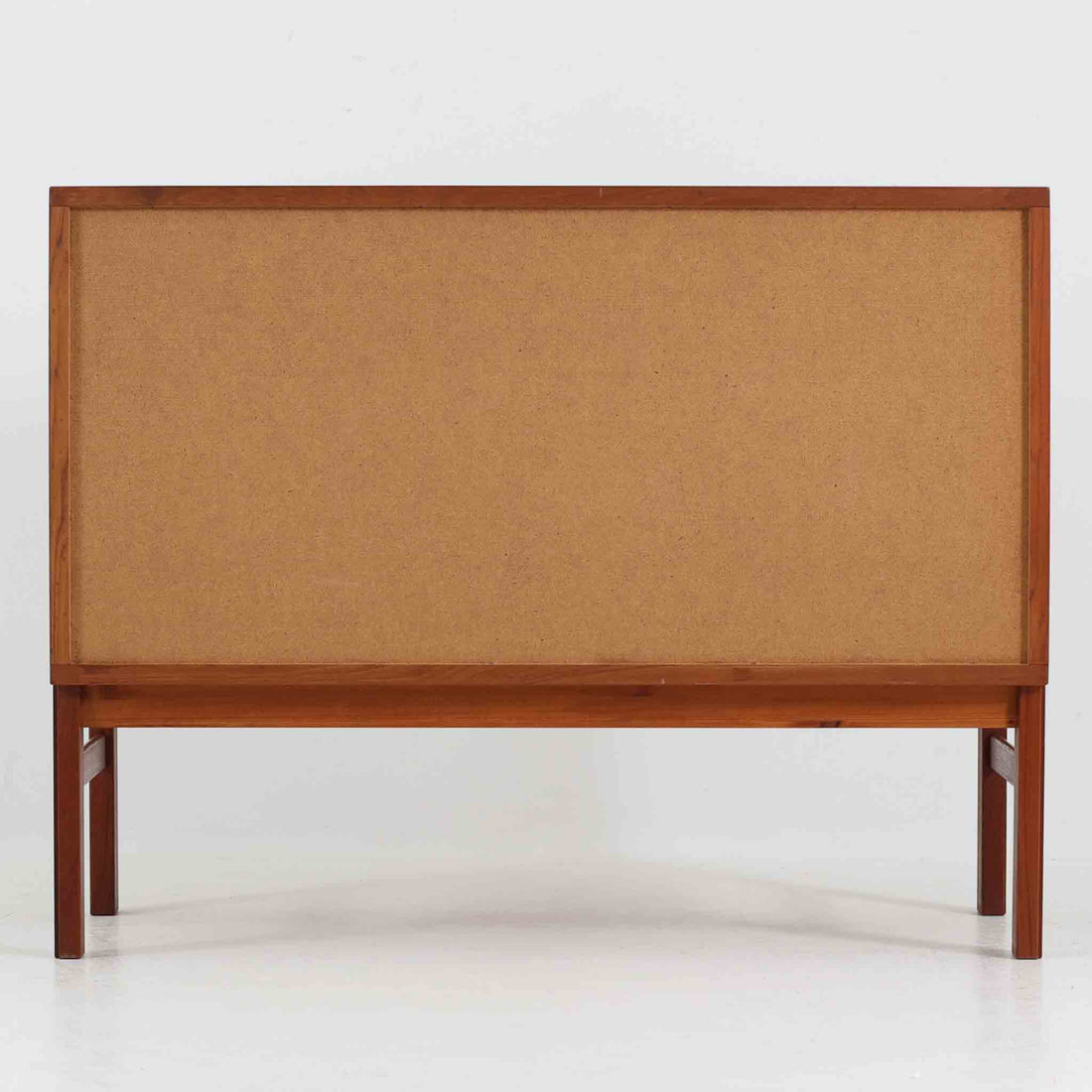 スウェーデンのデザイナー、カール・ヨハンソンによるデザイン、Bogaryds Mobler社製のチークキャビネットです。直線的なフォルムの中に、角の丸みや丁寧に仕上げられた框扉が柔らかさを添えています。チーク材の深みある色合いと美しい木目が上質な印象を与え、脚部を備えた軽快なデザインは空間に圧迫感を与えません。内部は棚板付きで収納力も高く、リビングや書斎など多用途に活躍する北欧ビンテージ家具です。