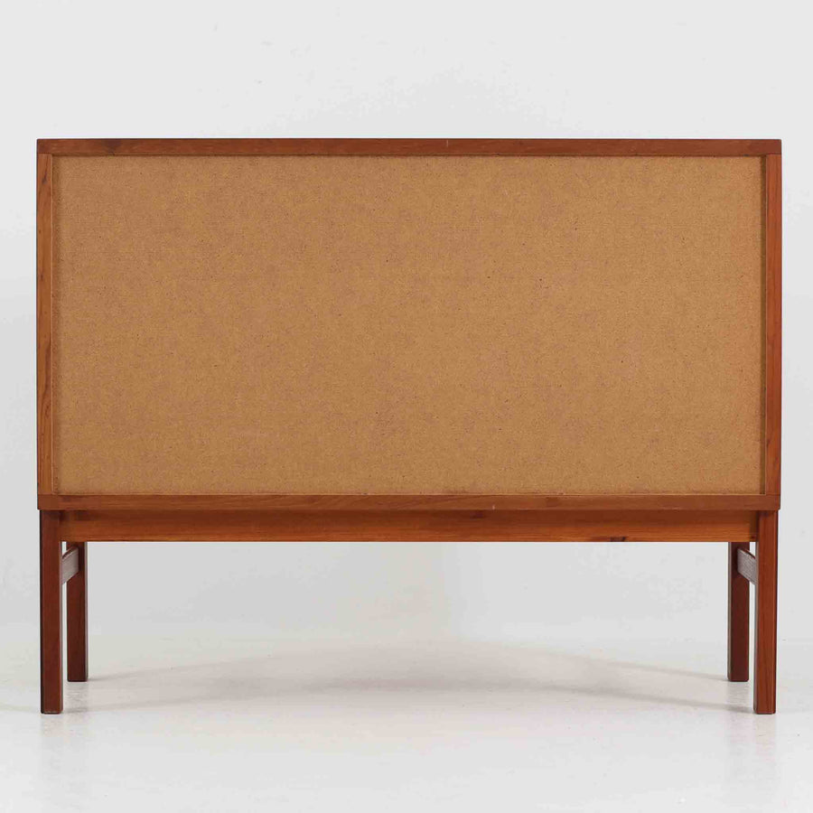 スウェーデンのデザイナー、カール・ヨハンソンによるデザイン、Bogaryds Mobler社製のチークキャビネットです。直線的なフォルムの中に、角の丸みや丁寧に仕上げられた框扉が柔らかさを添えています。チーク材の深みある色合いと美しい木目が上質な印象を与え、脚部を備えた軽快なデザインは空間に圧迫感を与えません。内部は棚板付きで収納力も高く、リビングや書斎など多用途に活躍する北欧ビンテージ家具です。