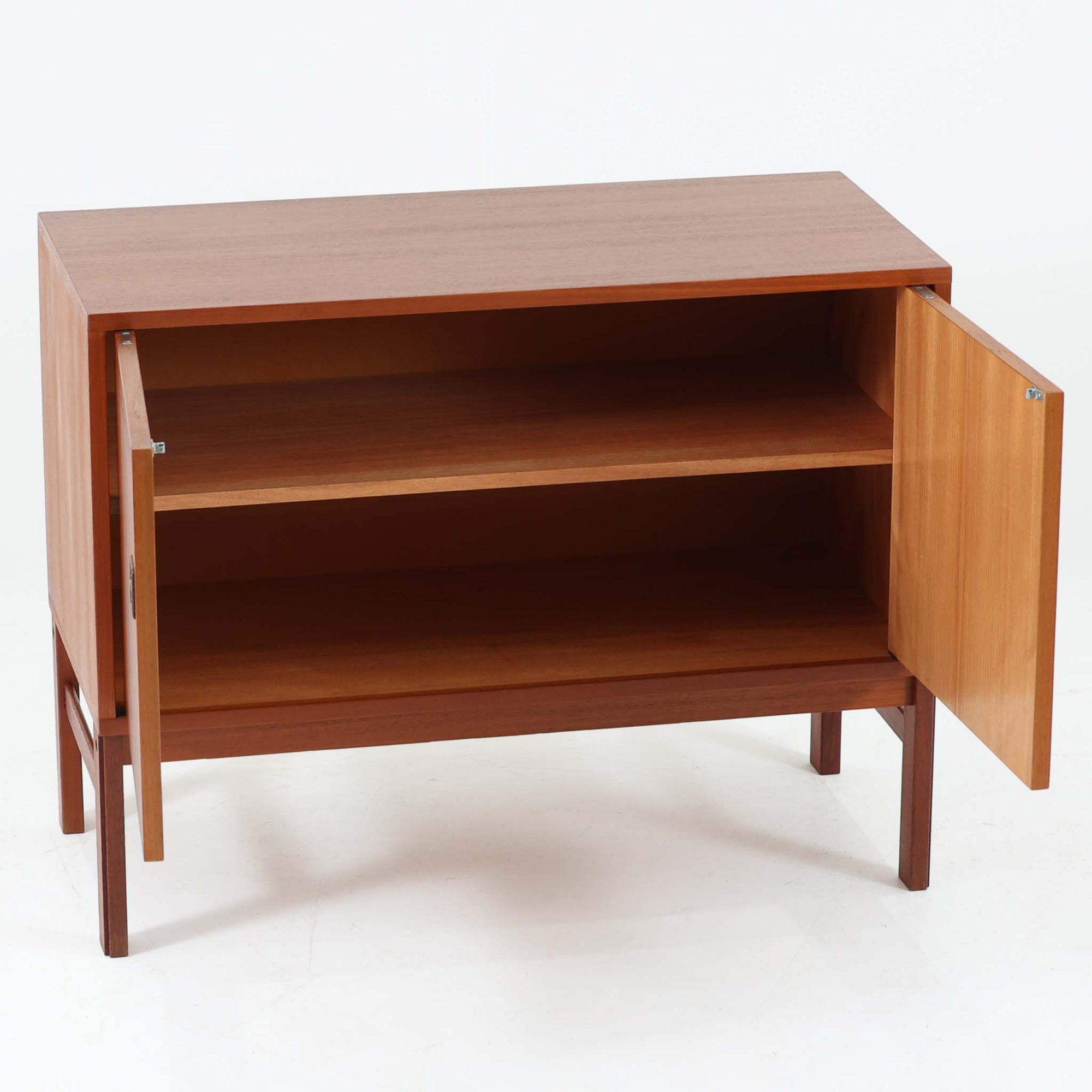 スウェーデンのデザイナー、カール・ヨハンソンによるデザイン、Bogaryds Mobler社製のチークキャビネットです。直線的なフォルムの中に、角の丸みや丁寧に仕上げられた框扉が柔らかさを添えています。チーク材の深みある色合いと美しい木目が上質な印象を与え、脚部を備えた軽快なデザインは空間に圧迫感を与えません。内部は棚板付きで収納力も高く、リビングや書斎など多用途に活躍する北欧ビンテージ家具です。