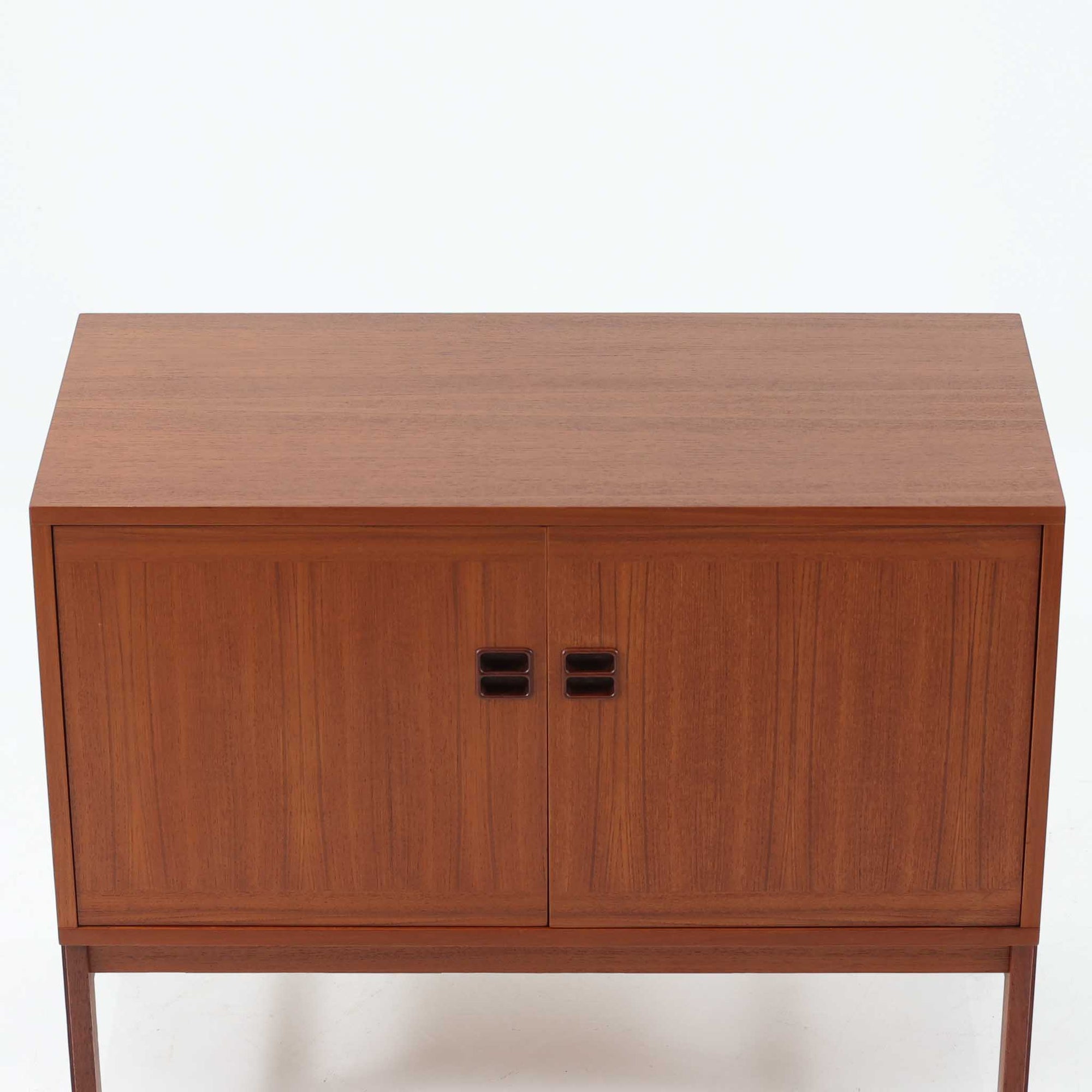 スウェーデンのデザイナー、カール・ヨハンソンによるデザイン、Bogaryds Mobler社製のチークキャビネットです。直線的なフォルムの中に、角の丸みや丁寧に仕上げられた框扉が柔らかさを添えています。チーク材の深みある色合いと美しい木目が上質な印象を与え、脚部を備えた軽快なデザインは空間に圧迫感を与えません。内部は棚板付きで収納力も高く、リビングや書斎など多用途に活躍する北欧ビンテージ家具です。