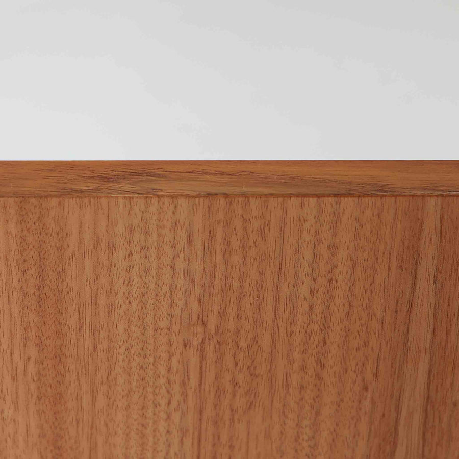 スウェーデンのデザイナー、カール・ヨハンソンによるデザイン、Bogaryds Mobler社製のチークキャビネットです。直線的なフォルムの中に、角の丸みや丁寧に仕上げられた框扉が柔らかさを添えています。チーク材の深みある色合いと美しい木目が上質な印象を与え、脚部を備えた軽快なデザインは空間に圧迫感を与えません。内部は棚板付きで収納力も高く、リビングや書斎など多用途に活躍する北欧ビンテージ家具です。