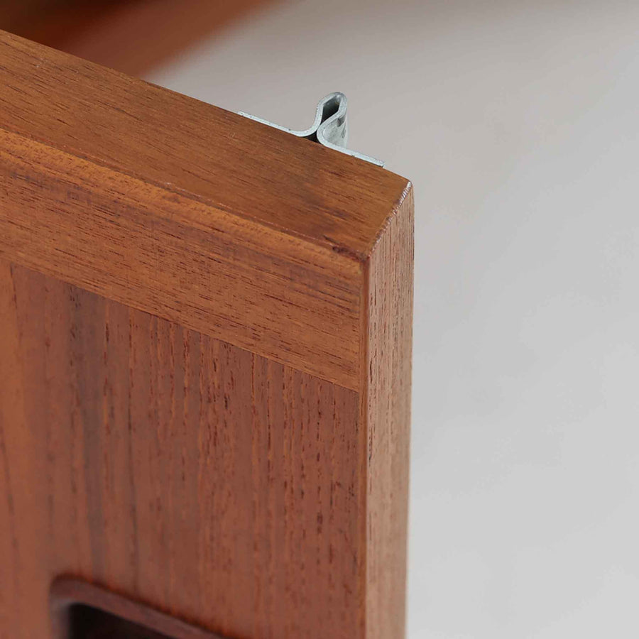 スウェーデンのデザイナー、カール・ヨハンソンによるデザイン、Bogaryds Mobler社製のチークキャビネットです。直線的なフォルムの中に、角の丸みや丁寧に仕上げられた框扉が柔らかさを添えています。チーク材の深みある色合いと美しい木目が上質な印象を与え、脚部を備えた軽快なデザインは空間に圧迫感を与えません。内部は棚板付きで収納力も高く、リビングや書斎など多用途に活躍する北欧ビンテージ家具です。