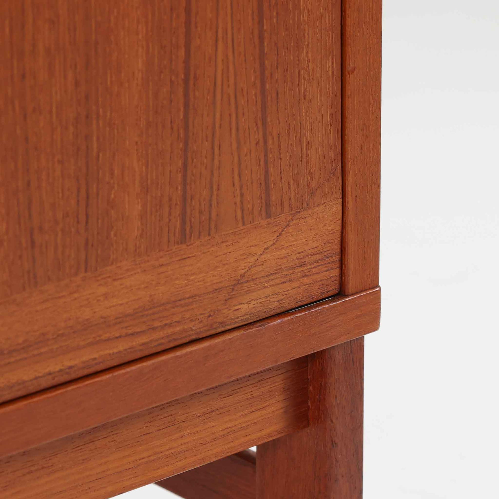 スウェーデンのデザイナー、カール・ヨハンソンによるデザイン、Bogaryds Mobler社製のチークキャビネットです。直線的なフォルムの中に、角の丸みや丁寧に仕上げられた框扉が柔らかさを添えています。チーク材の深みある色合いと美しい木目が上質な印象を与え、脚部を備えた軽快なデザインは空間に圧迫感を与えません。内部は棚板付きで収納力も高く、リビングや書斎など多用途に活躍する北欧ビンテージ家具です。