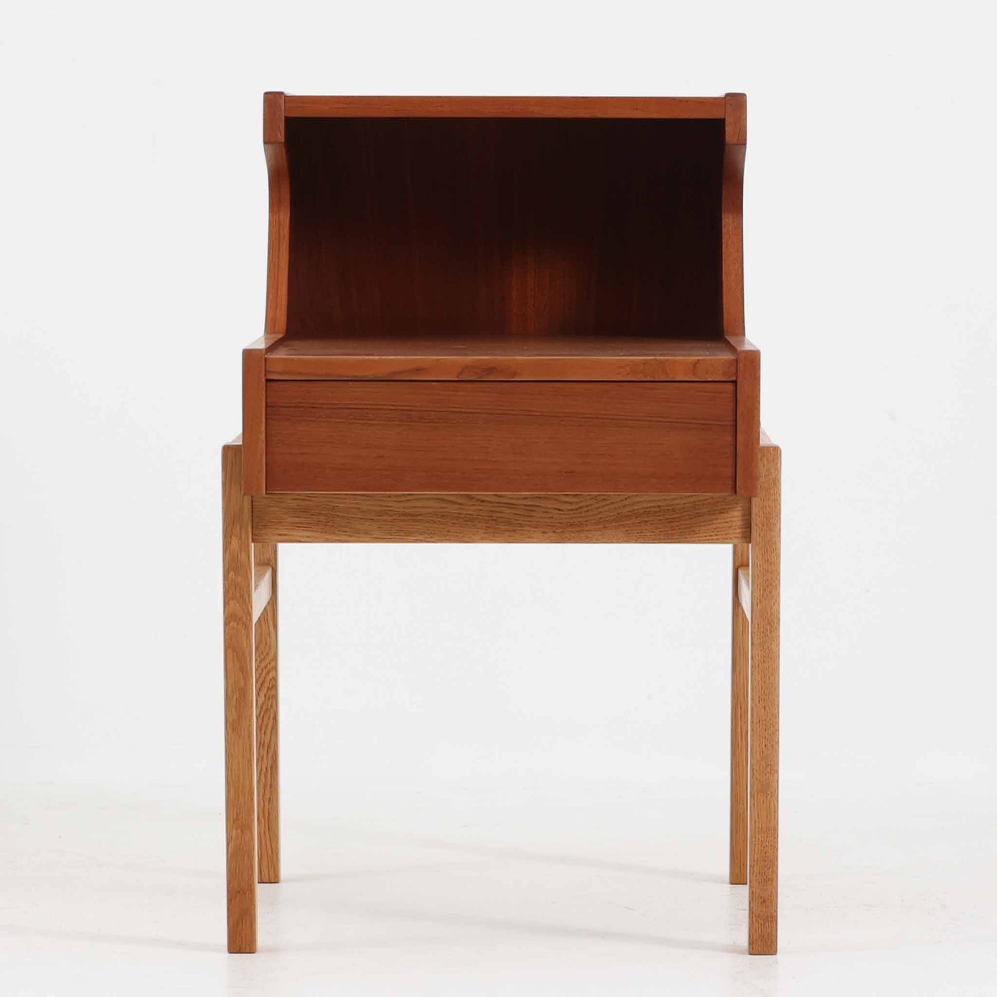 スウェーデンのGustavssons Mobelfabrik社製によるサイドチェストです。チーク材とオーク材を組み合わせたデザインで、温かみのある色合いと素材のコントラストが美しい一台です。奥行きが広く設計されており、天板スペースには照明や小物を置くことができます。緩やかなカーブを描く側面や細身の脚部が軽やかな印象を与え、寝室のナイトテーブルやリビングの補助台としても活躍します。北欧らしい洗練された職人技が光るビンテージ家具です。