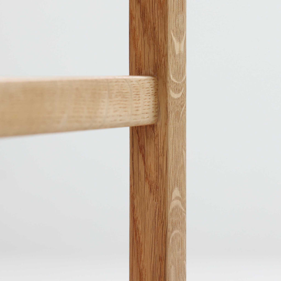 スウェーデンのGustavssons Mobelfabrik社製によるサイドチェストです。チーク材とオーク材を組み合わせたデザインで、温かみのある色合いと素材のコントラストが美しい一台です。奥行きが広く設計されており、天板スペースには照明や小物を置くことができます。緩やかなカーブを描く側面や細身の脚部が軽やかな印象を与え、寝室のナイトテーブルやリビングの補助台としても活躍します。北欧らしい洗練された職人技が光るビンテージ家具です。