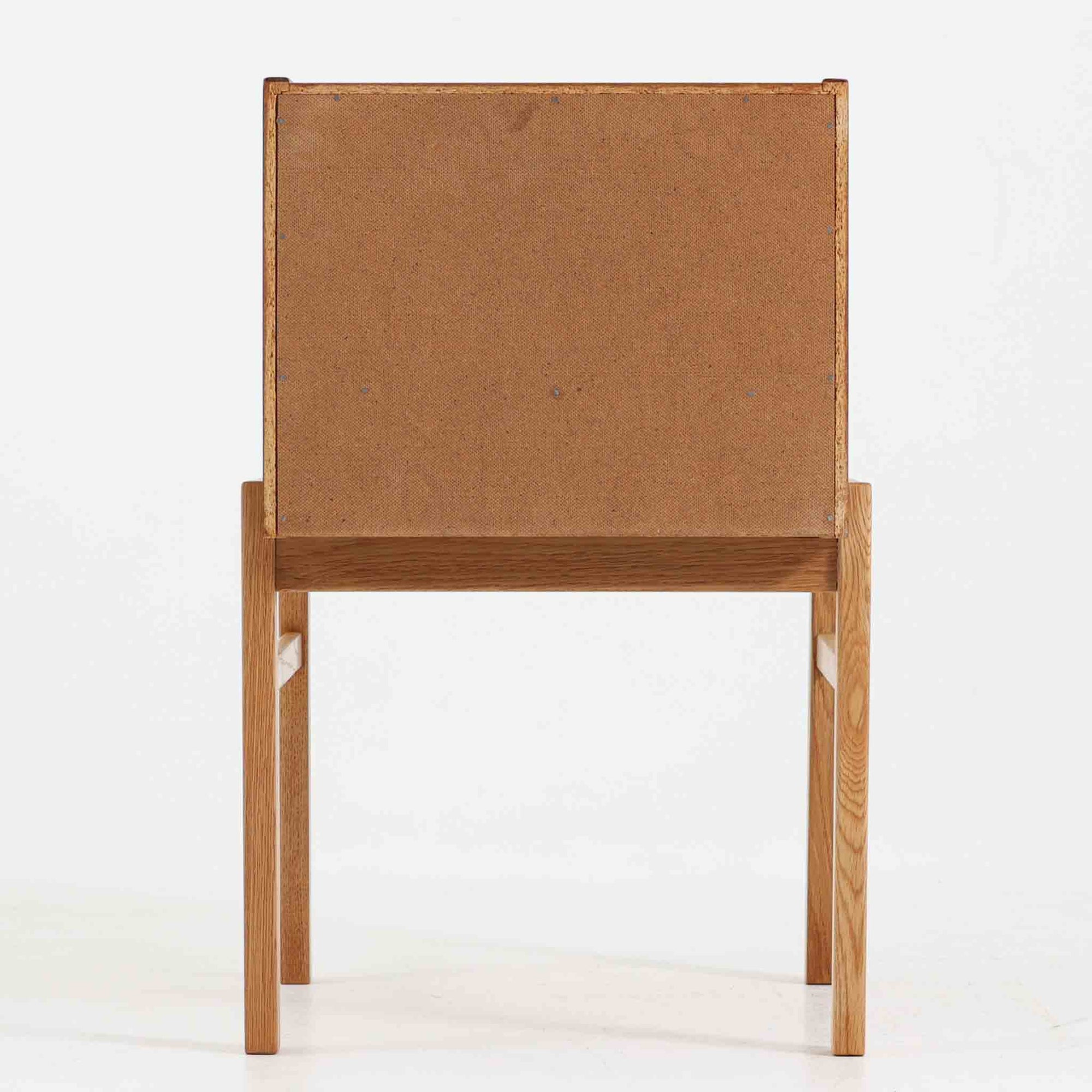 スウェーデンのGustavssons Mobelfabrik社製によるサイドチェストです。チーク材とオーク材を組み合わせたデザインで、温かみのある色合いと素材のコントラストが美しい一台です。奥行きが広く設計されており、天板スペースには照明や小物を置くことができます。緩やかなカーブを描く側面や細身の脚部が軽やかな印象を与え、寝室のナイトテーブルやリビングの補助台としても活躍します。北欧らしい洗練された職人技が光るビンテージ家具です。