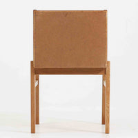 スウェーデンのGustavssons Mobelfabrik社製によるサイドチェストです。チーク材とオーク材を組み合わせたデザインで、温かみのある色合いと素材のコントラストが美しい一台です。奥行きが広く設計されており、天板スペースには照明や小物を置くことができます。緩やかなカーブを描く側面や細身の脚部が軽やかな印象を与え、寝室のナイトテーブルやリビングの補助台としても活躍します。北欧らしい洗練された職人技が光るビンテージ家具です。