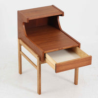 スウェーデンのGustavssons Mobelfabrik社製によるサイドチェストです。チーク材とオーク材を組み合わせたデザインで、温かみのある色合いと素材のコントラストが美しい一台です。奥行きが広く設計されており、天板スペースには照明や小物を置くことができます。緩やかなカーブを描く側面や細身の脚部が軽やかな印象を与え、寝室のナイトテーブルやリビングの補助台としても活躍します。北欧らしい洗練された職人技が光るビンテージ家具です。