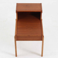 スウェーデンのGustavssons Mobelfabrik社製によるサイドチェストです。チーク材とオーク材を組み合わせたデザインで、温かみのある色合いと素材のコントラストが美しい一台です。奥行きが広く設計されており、天板スペースには照明や小物を置くことができます。緩やかなカーブを描く側面や細身の脚部が軽やかな印象を与え、寝室のナイトテーブルやリビングの補助台としても活躍します。北欧らしい洗練された職人技が光るビンテージ家具です。