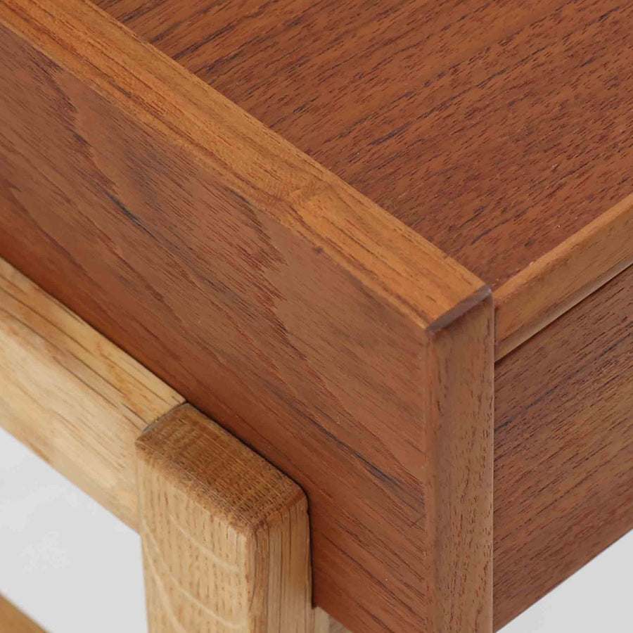 スウェーデンのGustavssons Mobelfabrik社製によるサイドチェストです。チーク材とオーク材を組み合わせたデザインで、温かみのある色合いと素材のコントラストが美しい一台です。奥行きが広く設計されており、天板スペースには照明や小物を置くことができます。緩やかなカーブを描く側面や細身の脚部が軽やかな印象を与え、寝室のナイトテーブルやリビングの補助台としても活躍します。北欧らしい洗練された職人技が光るビンテージ家具です。