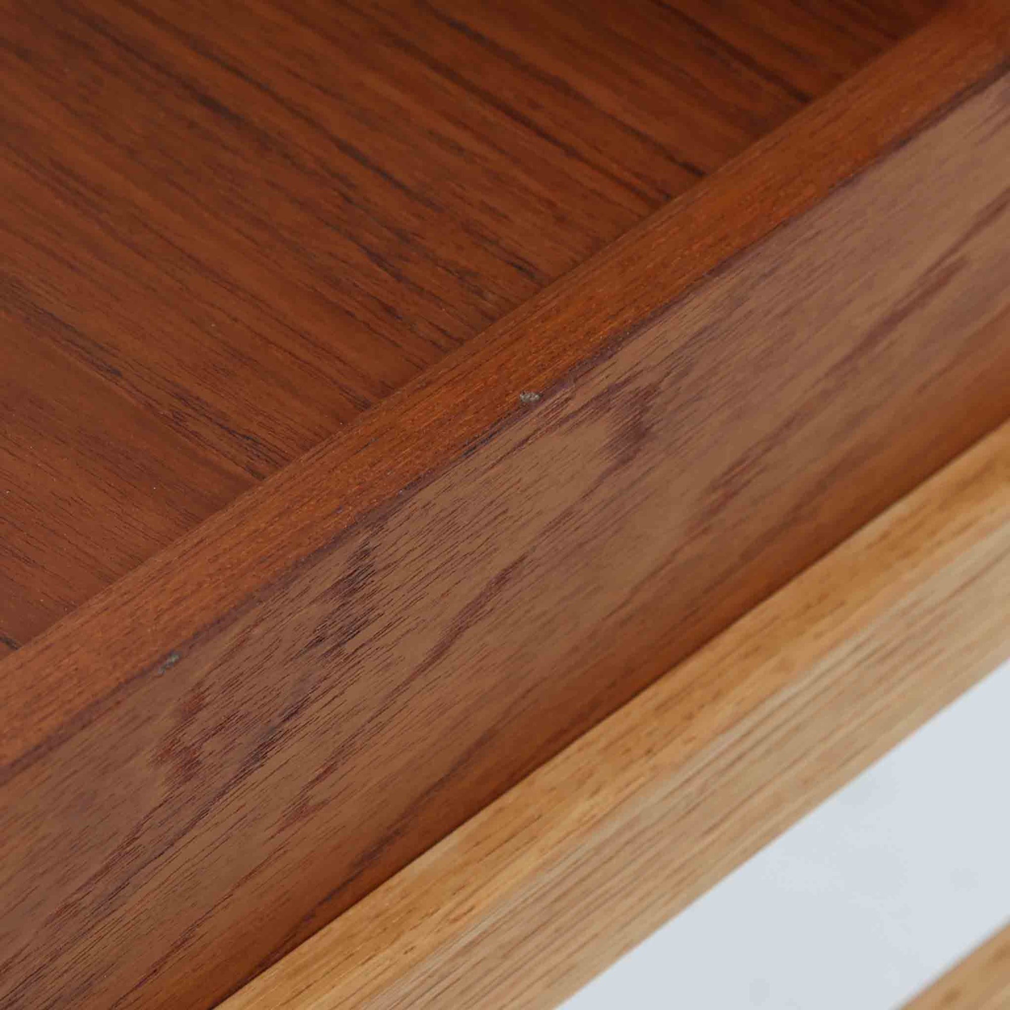 スウェーデンのGustavssons Mobelfabrik社製によるサイドチェストです。チーク材とオーク材を組み合わせたデザインで、温かみのある色合いと素材のコントラストが美しい一台です。奥行きが広く設計されており、天板スペースには照明や小物を置くことができます。緩やかなカーブを描く側面や細身の脚部が軽やかな印象を与え、寝室のナイトテーブルやリビングの補助台としても活躍します。北欧らしい洗練された職人技が光るビンテージ家具です。