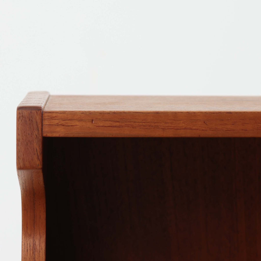 スウェーデンのGustavssons Mobelfabrik社製によるサイドチェストです。チーク材とオーク材を組み合わせたデザインで、温かみのある色合いと素材のコントラストが美しい一台です。奥行きが広く設計されており、天板スペースには照明や小物を置くことができます。緩やかなカーブを描く側面や細身の脚部が軽やかな印象を与え、寝室のナイトテーブルやリビングの補助台としても活躍します。北欧らしい洗練された職人技が光るビンテージ家具です。
