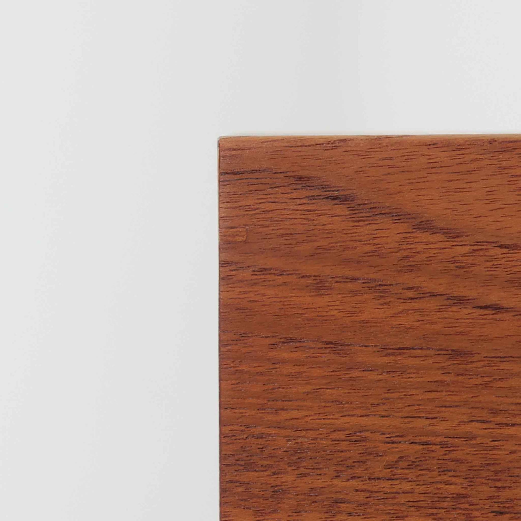 スウェーデンのGustavssons Mobelfabrik社製によるサイドチェストです。チーク材とオーク材を組み合わせたデザインで、温かみのある色合いと素材のコントラストが美しい一台です。奥行きが広く設計されており、天板スペースには照明や小物を置くことができます。緩やかなカーブを描く側面や細身の脚部が軽やかな印象を与え、寝室のナイトテーブルやリビングの補助台としても活躍します。北欧らしい洗練された職人技が光るビンテージ家具です。