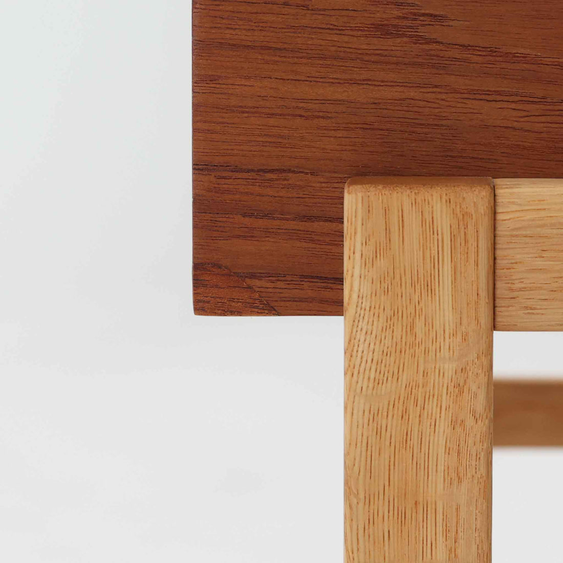 スウェーデンのGustavssons Mobelfabrik社製によるサイドチェストです。チーク材とオーク材を組み合わせたデザインで、温かみのある色合いと素材のコントラストが美しい一台です。奥行きが広く設計されており、天板スペースには照明や小物を置くことができます。緩やかなカーブを描く側面や細身の脚部が軽やかな印象を与え、寝室のナイトテーブルやリビングの補助台としても活躍します。北欧らしい洗練された職人技が光るビンテージ家具です。