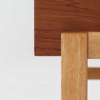 スウェーデンのGustavssons Mobelfabrik社製によるサイドチェストです。チーク材とオーク材を組み合わせたデザインで、温かみのある色合いと素材のコントラストが美しい一台です。奥行きが広く設計されており、天板スペースには照明や小物を置くことができます。緩やかなカーブを描く側面や細身の脚部が軽やかな印象を与え、寝室のナイトテーブルやリビングの補助台としても活躍します。北欧らしい洗練された職人技が光るビンテージ家具です。