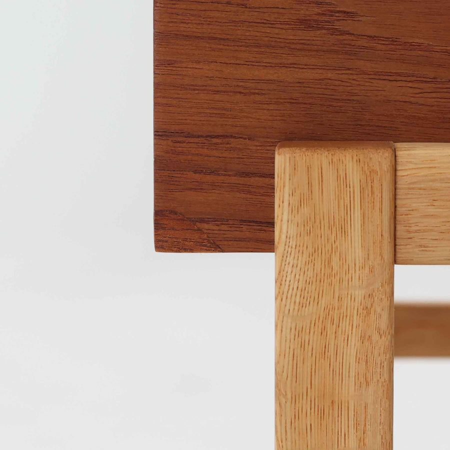 スウェーデンのGustavssons Mobelfabrik社製によるサイドチェストです。チーク材とオーク材を組み合わせたデザインで、温かみのある色合いと素材のコントラストが美しい一台です。奥行きが広く設計されており、天板スペースには照明や小物を置くことができます。緩やかなカーブを描く側面や細身の脚部が軽やかな印象を与え、寝室のナイトテーブルやリビングの補助台としても活躍します。北欧らしい洗練された職人技が光るビンテージ家具です。