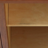 Nils JonssonがTroedsのためにデザインした「Domi Monte」モデルのキャビネットは、チーク材の豊かな木目と端正な框扉が魅力の北欧ビンテージ家具で、内部には可動棚を備えた左右対称の収納スペースが広がり食器や書類、小物類をすっきりと整理でき、チーク材をジョイントした鍵が細部の意匠性を高めつつ、直線的でシンプルな構造に細身の脚部を組み合わせることで軽やかな印象を生み出し、1960年代スウェーデン家具らしい上質で実用性の高いデザインが空間に落ち着いた存在感を添え、経年で深まった木肌の美しさも相まってリビングやダイニングのサイド収納として幅広く活躍する一台です。