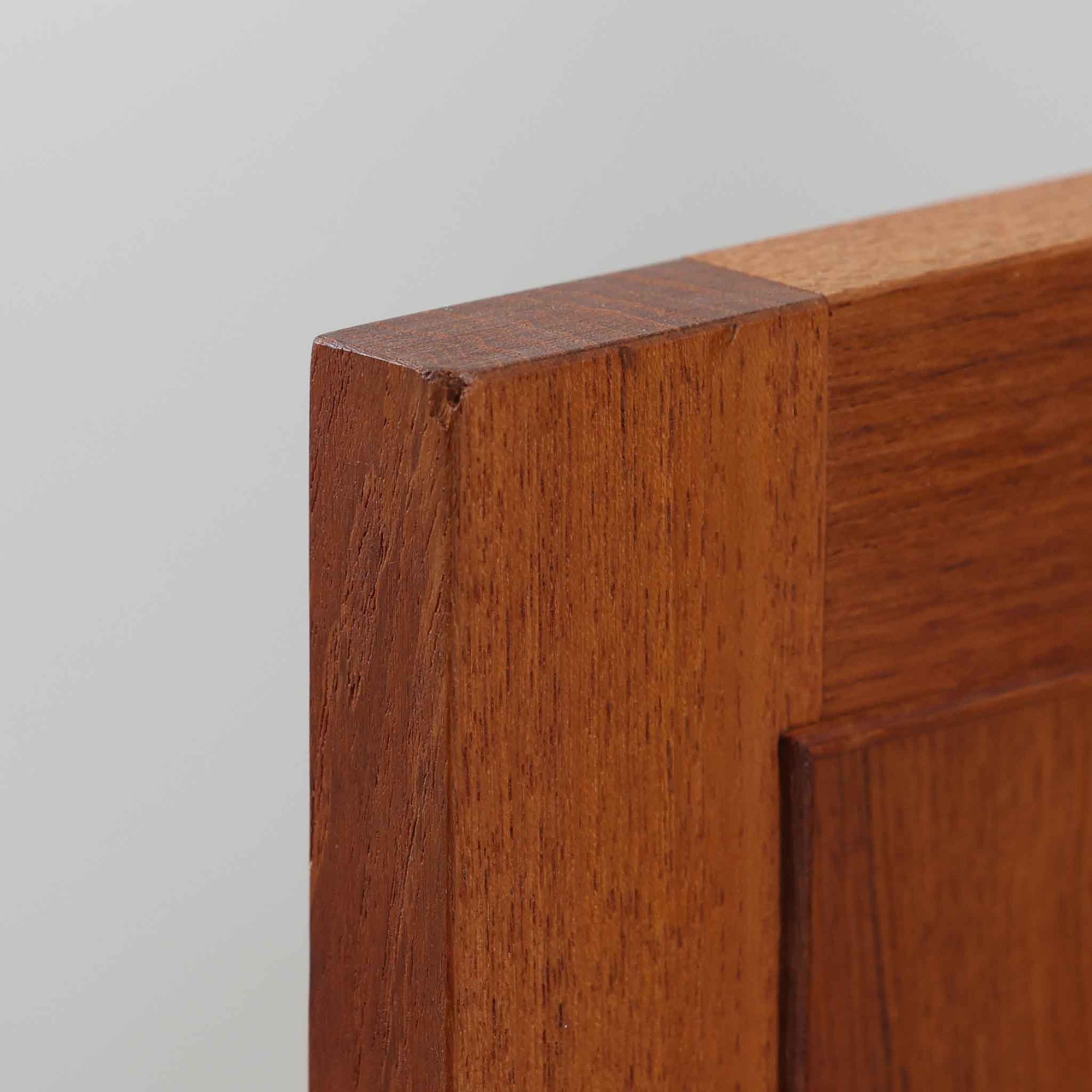 Nils JonssonがTroedsのためにデザインした「Domi Monte」モデルのキャビネットは、チーク材の豊かな木目と端正な框扉が魅力の北欧ビンテージ家具で、内部には可動棚を備えた左右対称の収納スペースが広がり食器や書類、小物類をすっきりと整理でき、チーク材をジョイントした鍵が細部の意匠性を高めつつ、直線的でシンプルな構造に細身の脚部を組み合わせることで軽やかな印象を生み出し、1960年代スウェーデン家具らしい上質で実用性の高いデザインが空間に落ち着いた存在感を添え、経年で深まった木肌の美しさも相まってリビングやダイニングのサイド収納として幅広く活躍する一台です。