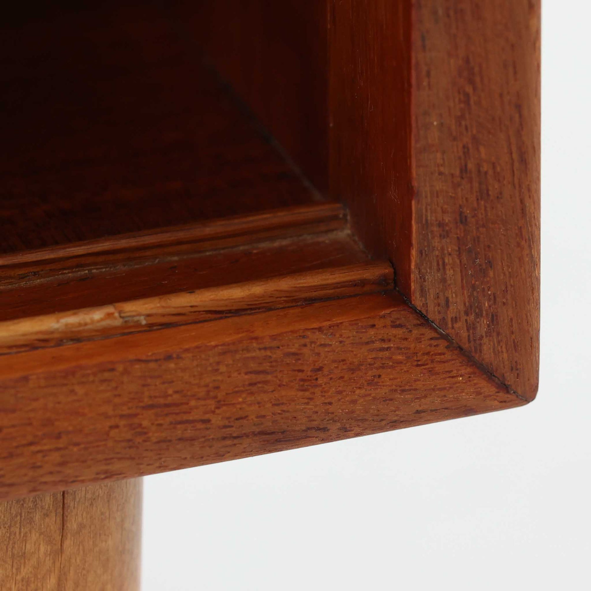 Nils Jonssonがデザインし、Hugo Troedsが製作した幅95cmの小ぶりなボードです。上質なチーク材を用いた端正な箱型フォルムに、楕円形の彫り込み取っ手がさりげないアクセントを添えています。引き戸仕様により限られた空間でも扱いやすく、内部には棚板を備え収納力も十分。すらりと伸びる脚部が軽やかな印象を与え、リビングや書斎、玄関先でも活躍します。経年により深みを増した木肌が北欧ビンテージならではの温もりと存在感を感じさせる一品です。