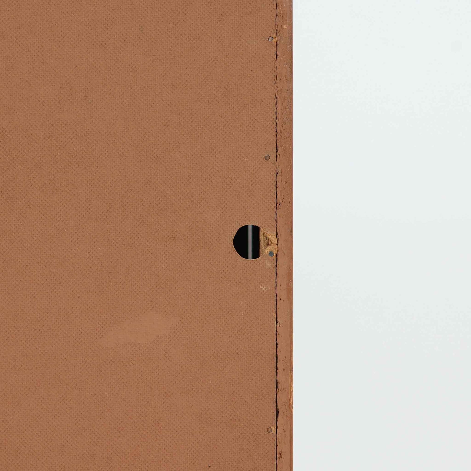 Nils Jonssonがデザインし、Hugo Troedsが製作した幅95cmの小ぶりなボードです。上質なチーク材を用いた端正な箱型フォルムに、楕円形の彫り込み取っ手がさりげないアクセントを添えています。引き戸仕様により限られた空間でも扱いやすく、内部には棚板を備え収納力も十分。すらりと伸びる脚部が軽やかな印象を与え、リビングや書斎、玄関先でも活躍します。経年により深みを増した木肌が北欧ビンテージならではの温もりと存在感を感じさせる一品です。