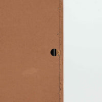 Nils Jonssonがデザインし、Hugo Troedsが製作した幅95cmの小ぶりなボードです。上質なチーク材を用いた端正な箱型フォルムに、楕円形の彫り込み取っ手がさりげないアクセントを添えています。引き戸仕様により限られた空間でも扱いやすく、内部には棚板を備え収納力も十分。すらりと伸びる脚部が軽やかな印象を与え、リビングや書斎、玄関先でも活躍します。経年により深みを増した木肌が北欧ビンテージならではの温もりと存在感を感じさせる一品です。