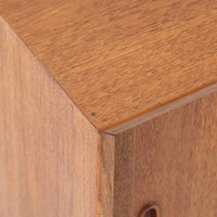 Nils Jonssonがデザインし、Hugo Troedsが製作した幅95cmの小ぶりなボードです。上質なチーク材を用いた端正な箱型フォルムに、楕円形の彫り込み取っ手がさりげないアクセントを添えています。引き戸仕様により限られた空間でも扱いやすく、内部には棚板を備え収納力も十分。すらりと伸びる脚部が軽やかな印象を与え、リビングや書斎、玄関先でも活躍します。経年により深みを増した木肌が北欧ビンテージならではの温もりと存在感を感じさせる一品です。