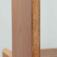 こちらのディスプレイシェルフは、チーク材とオーク材を組み合わせた柔らかなコントラストが魅力の北欧ビンテージ家具で、上部には奥行きの浅い棚板を2段備えた軽やかなディスプレイスペースに加えて天板部には引き棚が設けられており、雑貨や植物、本のレイアウトを楽しみながら作業スペースとしても活用でき、下部のスライド扉収納によって見せる収納と隠す収納を両立できるほか、細身の脚部が全体に浮遊感を与えて空間を圧迫しないバランスの良いデザインに仕上がっており、経年で深まった木肌の温もりも相まってリビングやダイニング、玄関周りにも取り入れやすい一台です。