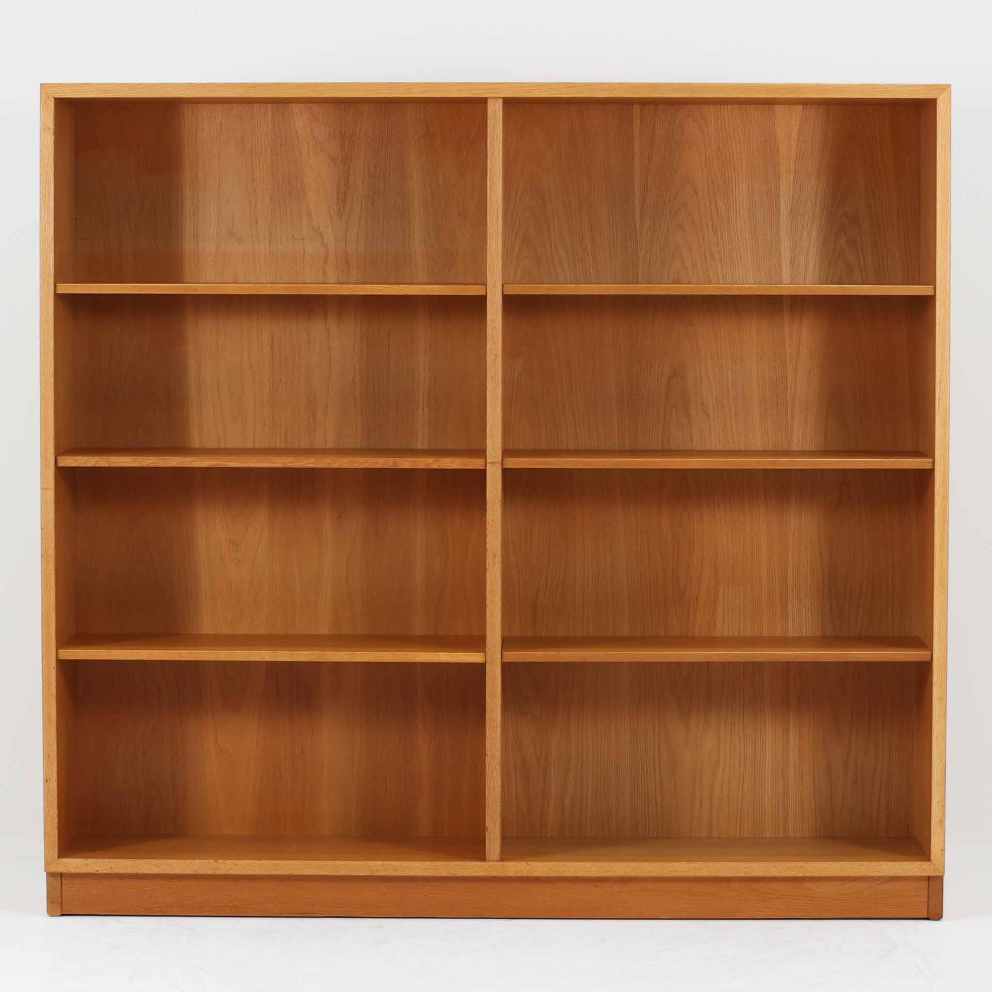 Borge Mogensenがデザインし、Karl Andersson & Sonerが製作した幅135cmのブックシェルフです。上質なオーク材を用いた無駄のない直線的な構成が特徴で、中央の仕切りにより整然とした収納を実現しています。固定棚による堅牢な構造は、日常使いの書籍や資料をしっかりと支え、空間に落ち着いた存在感をもたらします。素材の質感を活かした端正な佇まいは、リビングや書斎、オフィスにも自然に馴染み、北欧ビンテージならではの実直な美しさと経年変化の魅力を感じられる一品です。