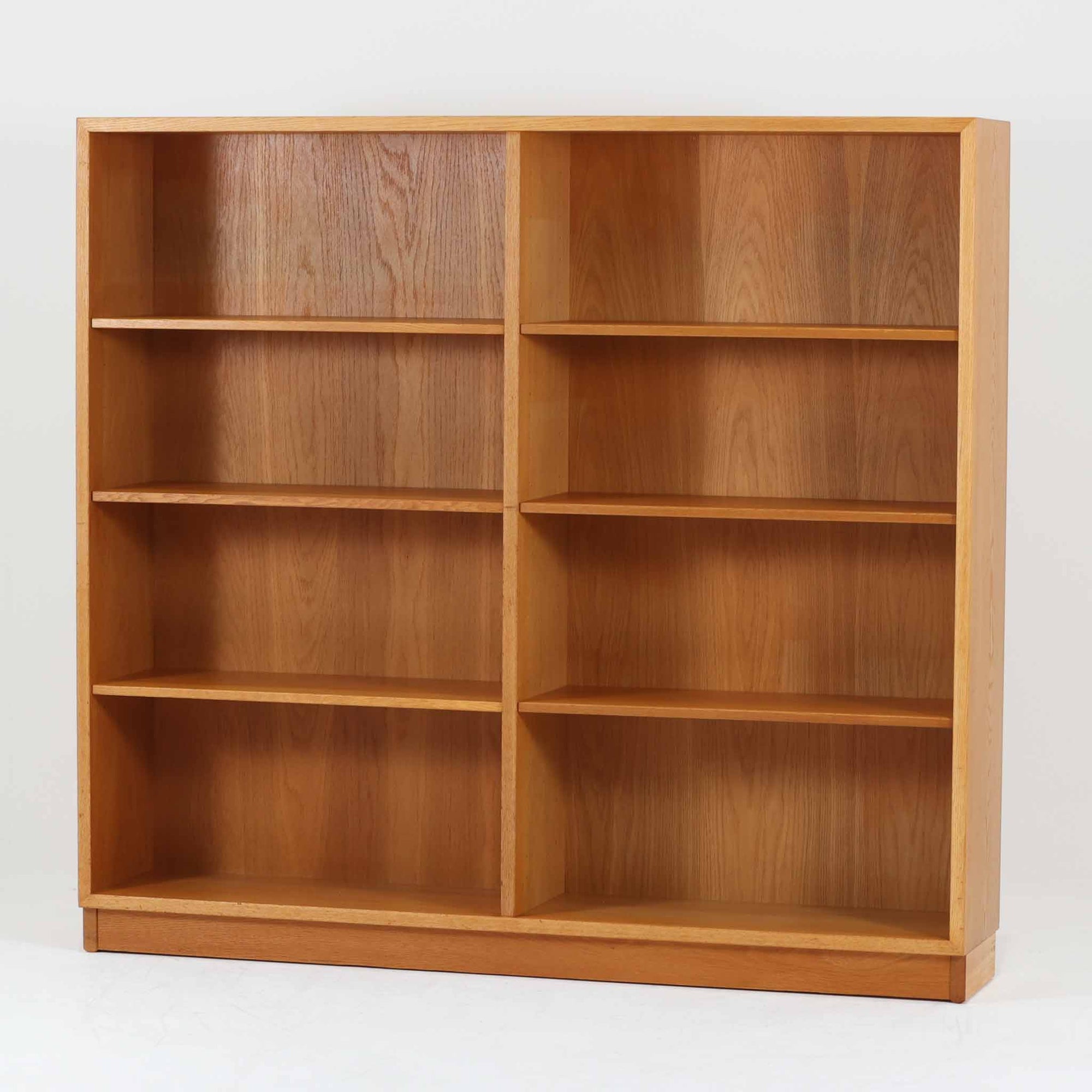 Borge Mogensenがデザインし、Karl Andersson & Sonerが製作した幅135cmのブックシェルフです。上質なオーク材を用いた無駄のない直線的な構成が特徴で、中央の仕切りにより整然とした収納を実現しています。固定棚による堅牢な構造は、日常使いの書籍や資料をしっかりと支え、空間に落ち着いた存在感をもたらします。素材の質感を活かした端正な佇まいは、リビングや書斎、オフィスにも自然に馴染み、北欧ビンテージならではの実直な美しさと経年変化の魅力を感じられる一品です。