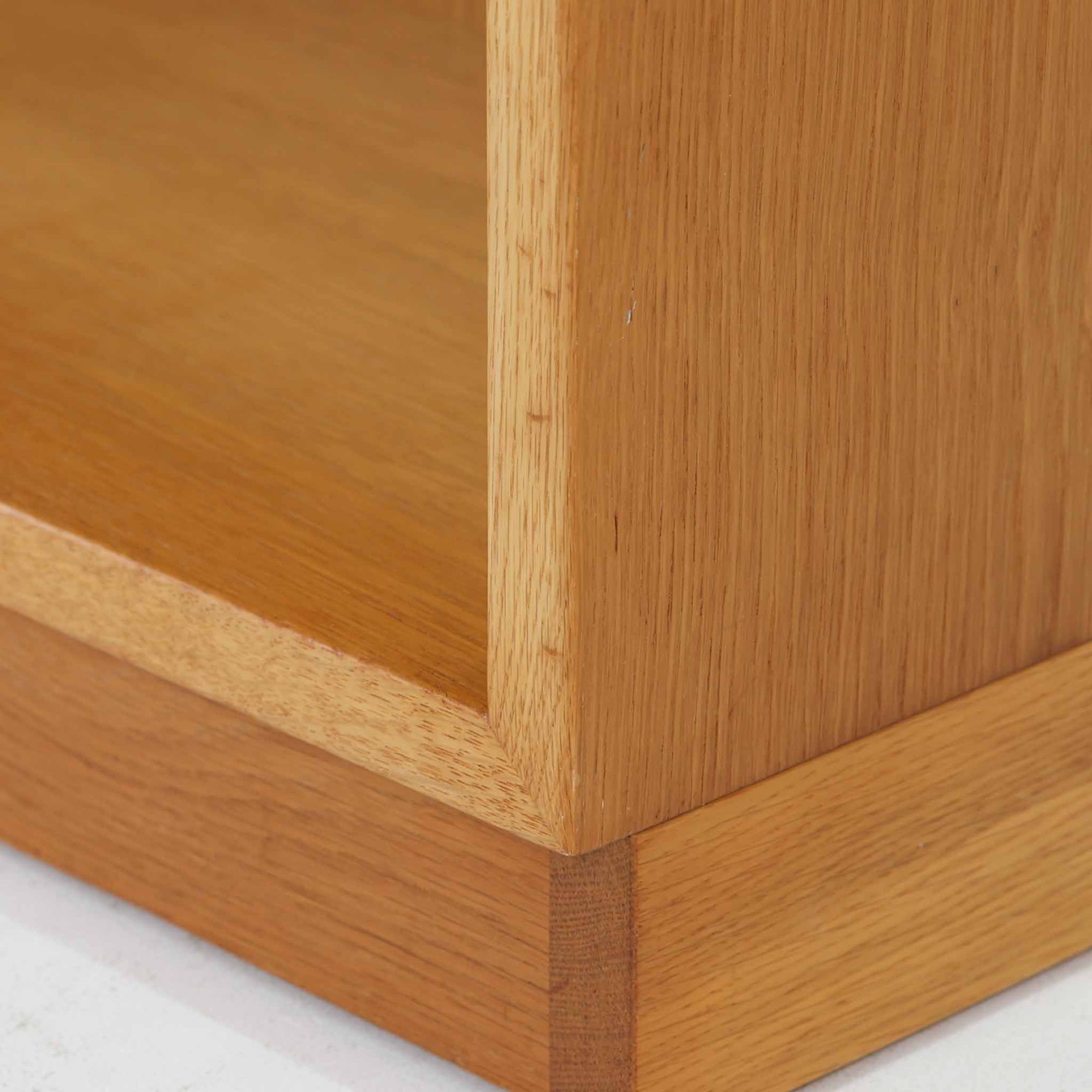 Borge Mogensenがデザインし、Karl Andersson &amp; Sonerが製作した幅135cmのブックシェルフです。上質なオーク材を用いた無駄のない直線的な構成が特徴で、中央の仕切りにより整然とした収納を実現しています。固定棚による堅牢な構造は、日常使いの書籍や資料をしっかりと支え、空間に落ち着いた存在感をもたらします。素材の質感を活かした端正な佇まいは、リビングや書斎、オフィスにも自然に馴染み、北欧ビンテージならではの実直な美しさと経年変化の魅力を感じられる一品です。