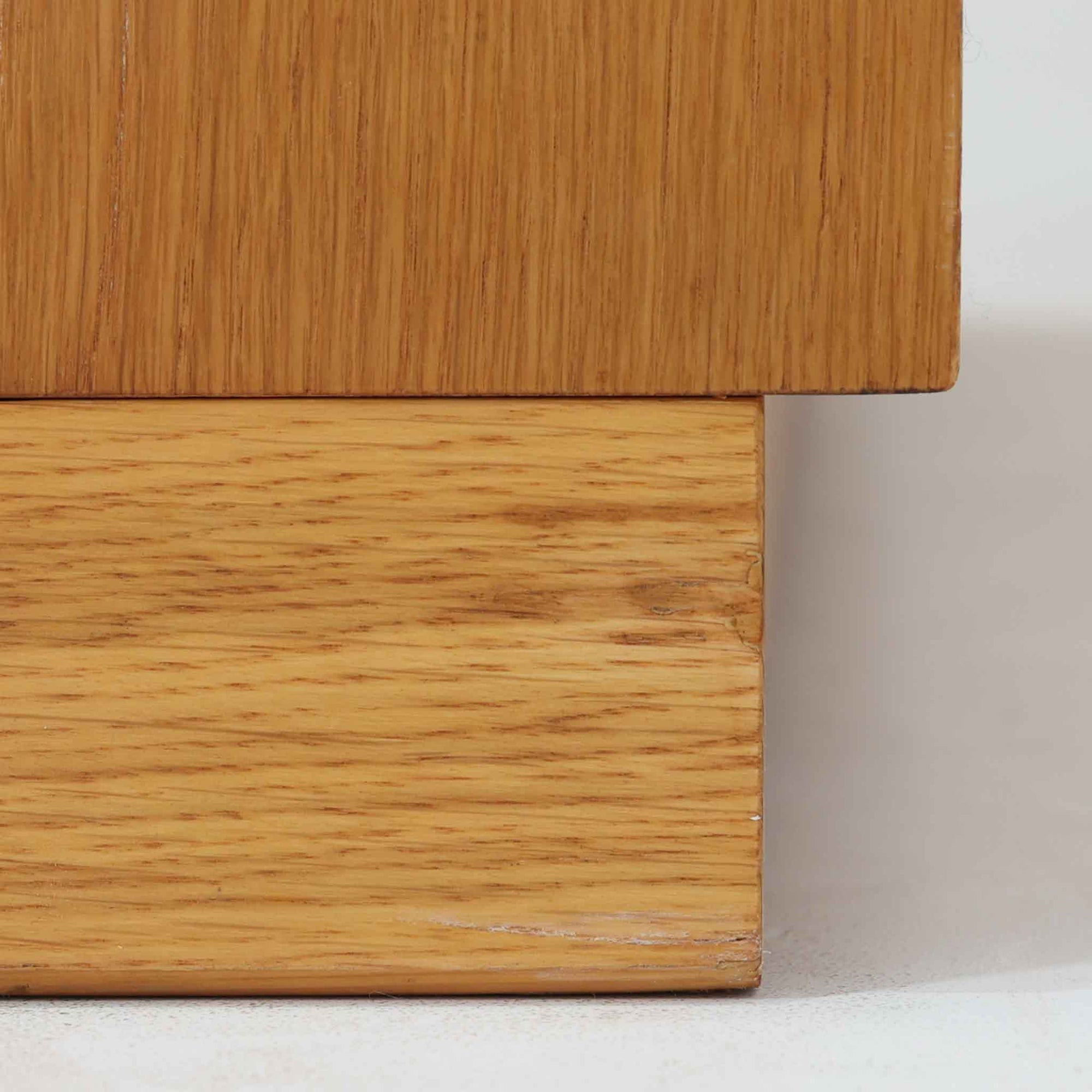 Borge Mogensenがデザインし、Karl Andersson &amp; Sonerが製作した幅135cmのブックシェルフです。上質なオーク材を用いた無駄のない直線的な構成が特徴で、中央の仕切りにより整然とした収納を実現しています。固定棚による堅牢な構造は、日常使いの書籍や資料をしっかりと支え、空間に落ち着いた存在感をもたらします。素材の質感を活かした端正な佇まいは、リビングや書斎、オフィスにも自然に馴染み、北欧ビンテージならではの実直な美しさと経年変化の魅力を感じられる一品です。