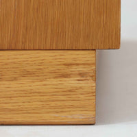 Borge Mogensenがデザインし、Karl Andersson & Sonerが製作した幅135cmのブックシェルフです。上質なオーク材を用いた無駄のない直線的な構成が特徴で、中央の仕切りにより整然とした収納を実現しています。固定棚による堅牢な構造は、日常使いの書籍や資料をしっかりと支え、空間に落ち着いた存在感をもたらします。素材の質感を活かした端正な佇まいは、リビングや書斎、オフィスにも自然に馴染み、北欧ビンテージならではの実直な美しさと経年変化の魅力を感じられる一品です。