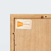 Borge Mogensenがデザインし、Karl Andersson & Sonerが製作した幅135cmのブックシェルフです。上質なオーク材を用いた無駄のない直線的な構成が特徴で、中央の仕切りにより整然とした収納を実現しています。固定棚による堅牢な構造は、日常使いの書籍や資料をしっかりと支え、空間に落ち着いた存在感をもたらします。素材の質感を活かした端正な佇まいは、リビングや書斎、オフィスにも自然に馴染み、北欧ビンテージならではの実直な美しさと経年変化の魅力を感じられる一品です。