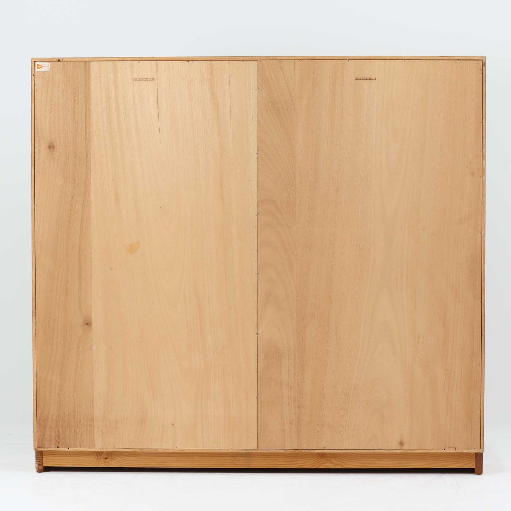 Borge Mogensenがデザインし、Karl Andersson &amp; Sonerが製作した幅135cmのブックシェルフです。上質なオーク材を用いた無駄のない直線的な構成が特徴で、中央の仕切りにより整然とした収納を実現しています。固定棚による堅牢な構造は、日常使いの書籍や資料をしっかりと支え、空間に落ち着いた存在感をもたらします。素材の質感を活かした端正な佇まいは、リビングや書斎、オフィスにも自然に馴染み、北欧ビンテージならではの実直な美しさと経年変化の魅力を感じられる一品です。