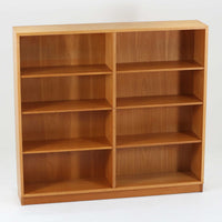 Borge Mogensenがデザインし、Karl Andersson & Sonerが製作した幅135cmのブックシェルフです。上質なオーク材を用いた無駄のない直線的な構成が特徴で、中央の仕切りにより整然とした収納を実現しています。固定棚による堅牢な構造は、日常使いの書籍や資料をしっかりと支え、空間に落ち着いた存在感をもたらします。素材の質感を活かした端正な佇まいは、リビングや書斎、オフィスにも自然に馴染み、北欧ビンテージならではの実直な美しさと経年変化の魅力を感じられる一品です。