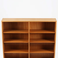 Borge Mogensenがデザインし、Karl Andersson & Sonerが製作した幅135cmのブックシェルフです。上質なオーク材を用いた無駄のない直線的な構成が特徴で、中央の仕切りにより整然とした収納を実現しています。固定棚による堅牢な構造は、日常使いの書籍や資料をしっかりと支え、空間に落ち着いた存在感をもたらします。素材の質感を活かした端正な佇まいは、リビングや書斎、オフィスにも自然に馴染み、北欧ビンテージならではの実直な美しさと経年変化の魅力を感じられる一品です。