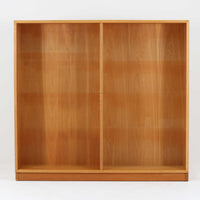 Borge Mogensenがデザインし、Karl Andersson & Sonerが製作した幅135cmのブックシェルフです。上質なオーク材を用いた無駄のない直線的な構成が特徴で、中央の仕切りにより整然とした収納を実現しています。固定棚による堅牢な構造は、日常使いの書籍や資料をしっかりと支え、空間に落ち着いた存在感をもたらします。素材の質感を活かした端正な佇まいは、リビングや書斎、オフィスにも自然に馴染み、北欧ビンテージならではの実直な美しさと経年変化の魅力を感じられる一品です。