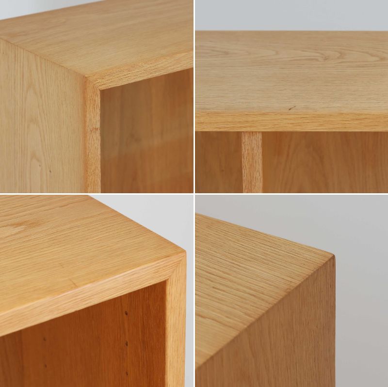 Borge Mogensenがデザインし、Karl Andersson &amp; Sonerが製作した幅135cmのブックシェルフです。上質なオーク材を用いた無駄のない直線的な構成が特徴で、中央の仕切りにより整然とした収納を実現しています。固定棚による堅牢な構造は、日常使いの書籍や資料をしっかりと支え、空間に落ち着いた存在感をもたらします。素材の質感を活かした端正な佇まいは、リビングや書斎、オフィスにも自然に馴染み、北欧ビンテージならではの実直な美しさと経年変化の魅力を感じられる一品です。