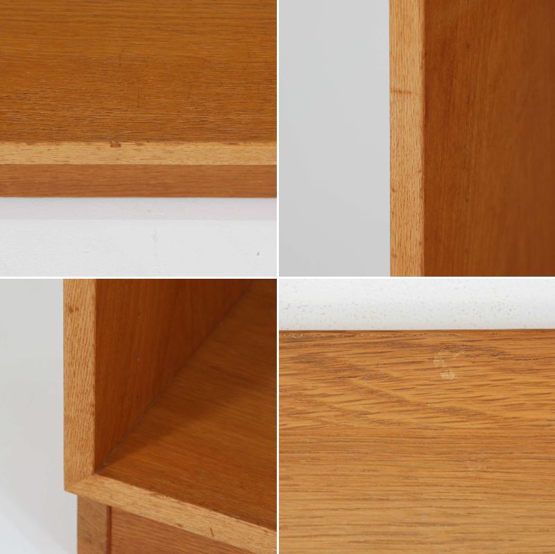 Borge Mogensenがデザインし、Karl Andersson &amp; Sonerが製作した幅135cmのブックシェルフです。上質なオーク材を用いた無駄のない直線的な構成が特徴で、中央の仕切りにより整然とした収納を実現しています。固定棚による堅牢な構造は、日常使いの書籍や資料をしっかりと支え、空間に落ち着いた存在感をもたらします。素材の質感を活かした端正な佇まいは、リビングや書斎、オフィスにも自然に馴染み、北欧ビンテージならではの実直な美しさと経年変化の魅力を感じられる一品です。