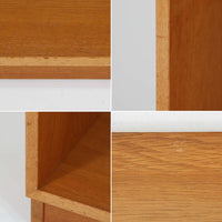 Borge Mogensenがデザインし、Karl Andersson & Sonerが製作した幅135cmのブックシェルフです。上質なオーク材を用いた無駄のない直線的な構成が特徴で、中央の仕切りにより整然とした収納を実現しています。固定棚による堅牢な構造は、日常使いの書籍や資料をしっかりと支え、空間に落ち着いた存在感をもたらします。素材の質感を活かした端正な佇まいは、リビングや書斎、オフィスにも自然に馴染み、北欧ビンテージならではの実直な美しさと経年変化の魅力を感じられる一品です。