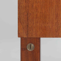 スウェーデン製のこちらのディスプレイシェルフは、チーク材の深みある木目が美しい上段のオープン棚と、下段のスライド扉収納を組み合わせた機能性の高い構成が特徴で、細身のフレームや角を丁寧に面取りした滑らかなフォルムが空間に柔らかな印象をもたらす北欧ビンテージ家具です。書籍や雑貨を見せながら収納でき、下段には日用品をすっきりと隠してしまえるため、リビングやダイニングの整理にも便利で、経年によって深まったチーク材の風合いがインテリアに温かみと落ち着きを添える一台です。