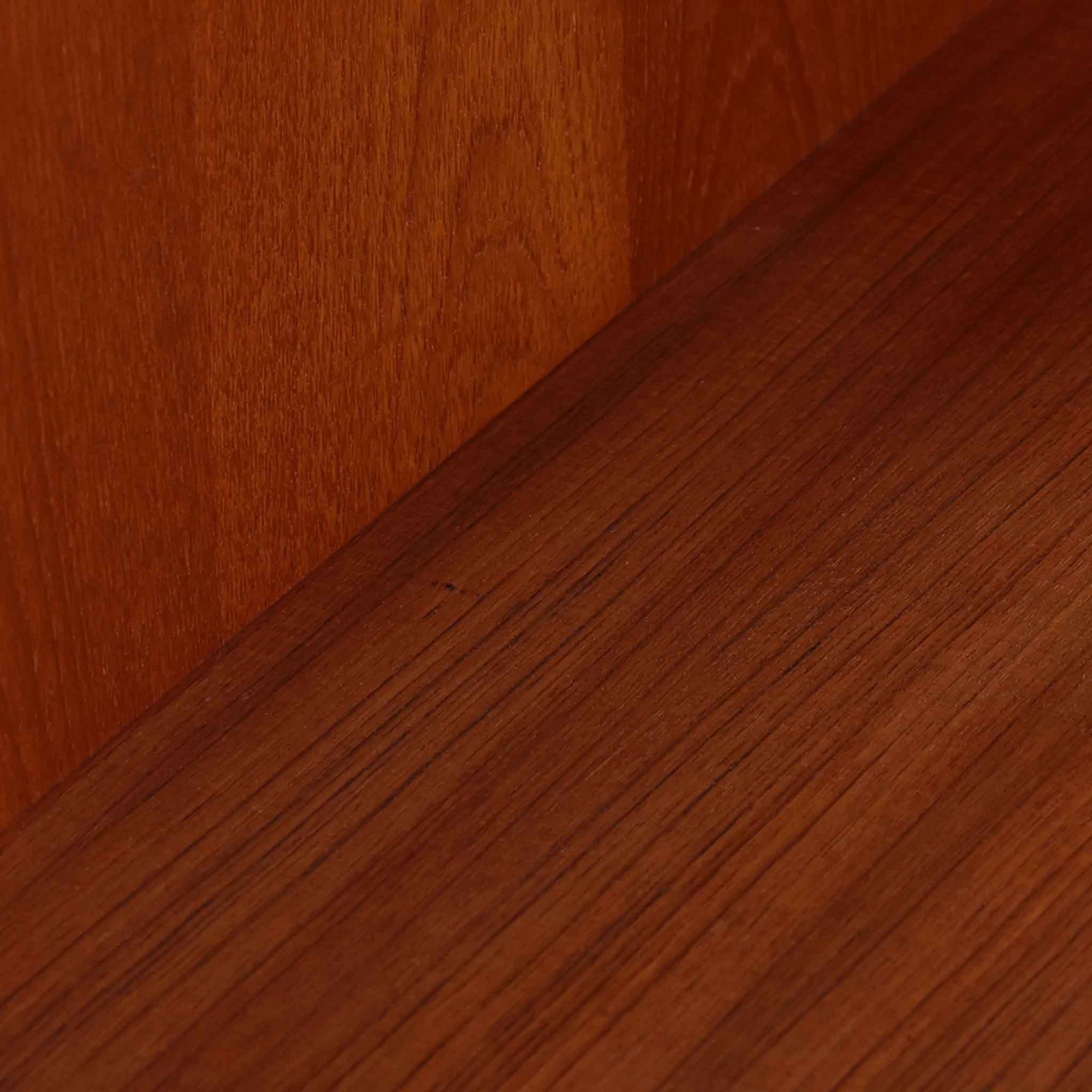 スウェーデン製のこちらのディスプレイシェルフは、チーク材の深みある木目が美しい上段のオープン棚と、下段のスライド扉収納を組み合わせた機能性の高い構成が特徴で、細身のフレームや角を丁寧に面取りした滑らかなフォルムが空間に柔らかな印象をもたらす北欧ビンテージ家具です。書籍や雑貨を見せながら収納でき、下段には日用品をすっきりと隠してしまえるため、リビングやダイニングの整理にも便利で、経年によって深まったチーク材の風合いがインテリアに温かみと落ち着きを添える一台です。