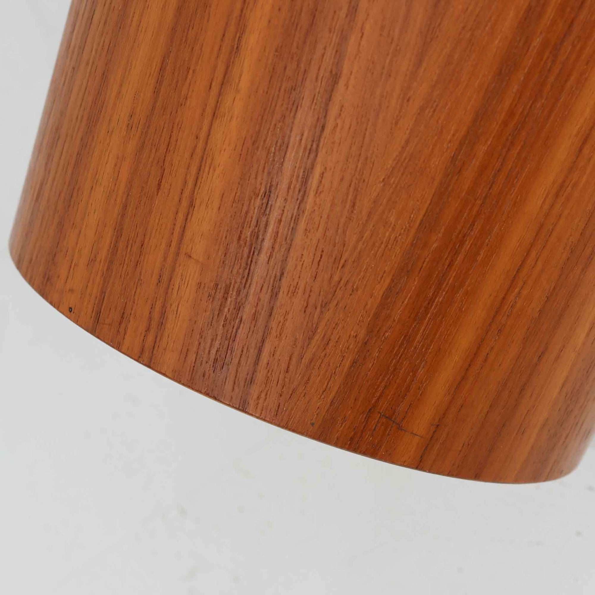 Martin Abergが手掛け、Servexで製作された「Rainbow」シリーズのペーパーバスケットは、緩やかに広がる円筒形フォルムと、木目が連続する美しい成形が印象的な一品です。成形合板ならではのしなやかな曲線と、継ぎ目を感じさせない丁寧な仕上げからは、当時の高い技術力とデザイン性がうかがえます。高さ27cmの程よいサイズ感で、デスク脇やリビング、書斎など場所を選ばず取り入れやすく、日常の中で自然に溶け込みながらも静かな存在感を放ちます。経年により深みを増した表情が、長く使い続けたくなる北欧ビンテージらしい魅力を備えています。