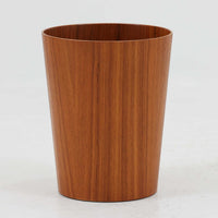 Martin Abergが手掛け、Servexで製作された「Rainbow」シリーズのペーパーバスケットは、緩やかに広がる円筒形フォルムと、木目が連続する美しい成形が印象的な一品です。成形合板ならではのしなやかな曲線と、継ぎ目を感じさせない丁寧な仕上げからは、当時の高い技術力とデザイン性がうかがえます。高さ27cmの程よいサイズ感で、デスク脇やリビング、書斎など場所を選ばず取り入れやすく、日常の中で自然に溶け込みながらも静かな存在感を放ちます。経年により深みを増した表情が、長く使い続けたくなる北欧ビンテージらしい魅力を備えています。